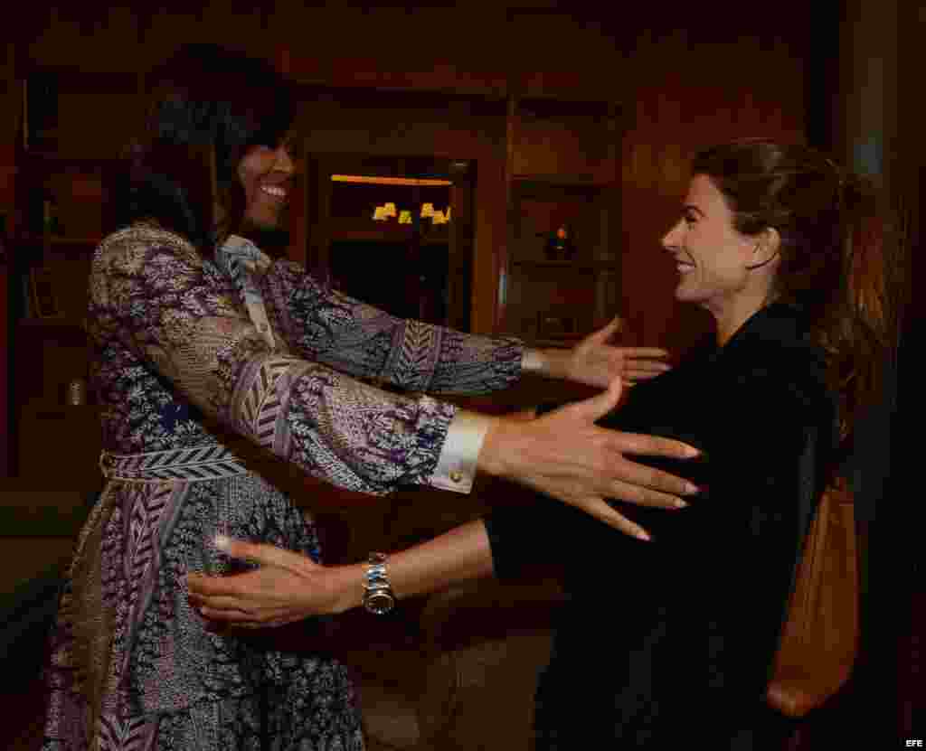 Michelle Obama (i) y a la primera dama de Argentina Juliana Awada (d). 