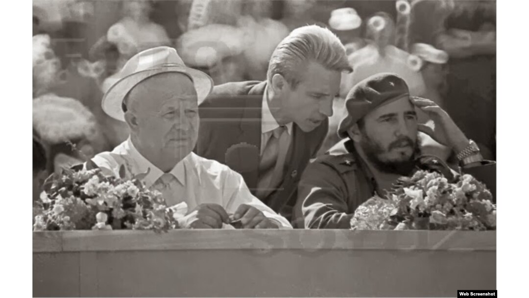 Lavrov siriviendo de intérprete entre jruschov y Castro.