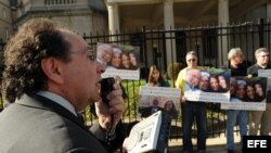Vigília frente a sede diplomática cubana en DC