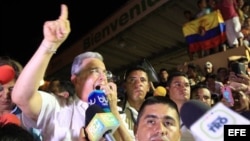 El expresidente de Colombia Álvaro Uribe, en el puente Internacional Simón Bolívar en Cucutá, Colombia.