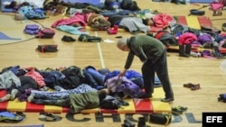 Estudiantes refugiados en los gimnasios de sus colegios en Atlanta