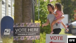 Votantes llegan para ejercer su derecho a voto en el centro comunitario Robert Guevara en Kissimmee, en Florida.