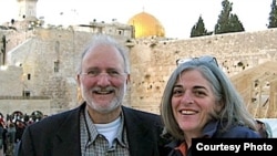 El contratista Alan Gross con su esposa, Judy, en una foto tomada en Jerusalén en 2005 (Foto: cortesía familia Gross).