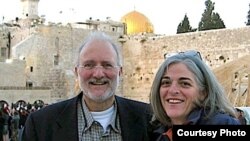 El contratista Alan Gross con su esposa, Judy, en una foto tomada en Jerusalén en 2005 (Foto: cortesía familia Gross).
