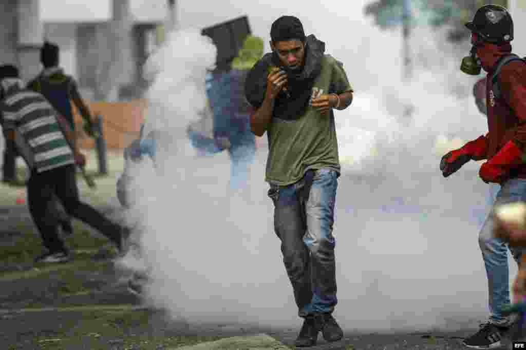 Fuerzas de la Policía Nacional Bolivariana (PNB) disperan a los manifestantes el 20 de abril de 2017, en Caracas (Venezuela).