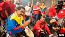 Nicolás Maduro (i), participa en un acto de su campaña en Puerto Ordaz (Venezuela). 