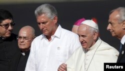 El Papa Francisco junto al Miguel Díaz-Canel el 21 de septiembre de 2015 en Holguín. REUTERS/Andres Martinez Casares