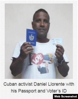 Daniel Llorente fotografiado con su pasaporte cubano y carné de identidad.