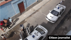 Autos policiales a la puerta del domicilio del periodista independiente guantanamero Roberto de Jesús Quiñones Haces. (Foto del autor)