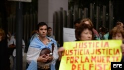 Manifestantes opositores participan en una protesta por la muerte del fiscal Alberto Nisman hoy, lunes 19 de enero de 2015, en las afueras de la sede del Congreso en Buenos Aires.
