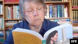Mary Jo leyendo el libro de Yoani Sánchez
