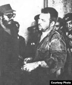 Fidel Castro y William Morgan después del triunfo de la Revolución en 1959