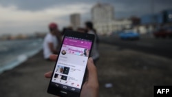 Youtubers cubanos exhiben la conexión a su página en la red social de vídeos, en La Habana. Archivo. AFP.