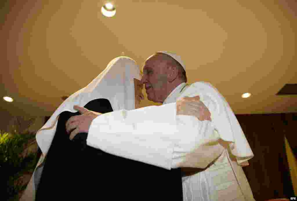  El papa Francisco se abraza con el patriarca ortodoxo ruso Kirill. EFE
