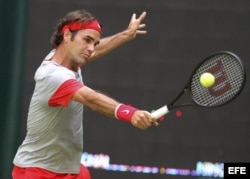 El tenista suizo Roger Federer golpea la bola…