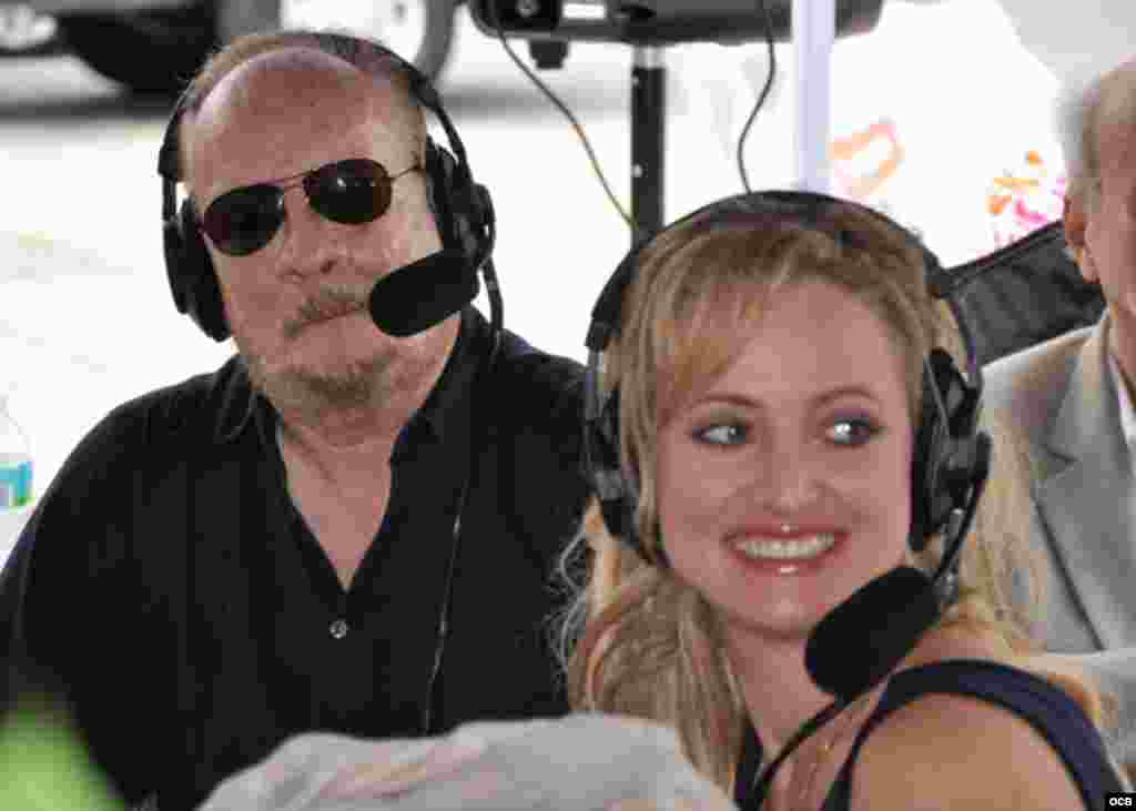 El popular m&uacute;sico Carlos Oliva y la periodista Karen Caballero.