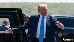 El presidente de Estados Unidos, Donald Trump, llega al aeropuerto de Groton-New London, el miércoles, 20 de mayo de 2026.
