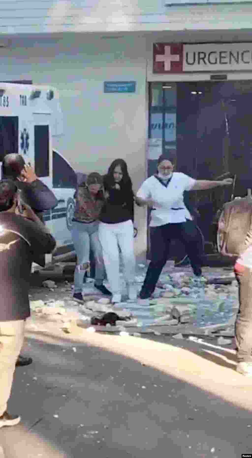 Personal de salud y pacientes salen corriendo de un hospital en Cali afectado por el sismo.
