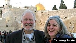 El contratista Alan Gross con su esposa, Judy, en una foto tomada en Jerusalén en 2005 (Foto: cortesía familia Gross).