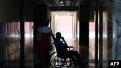 Un paciente está sentado en una silla de ruedas en el interior del Instituto de Oncología y Radiobiología de La Habana, el 1 de julio de 2026. (Foto de YAMIL LAGE / AFP)
