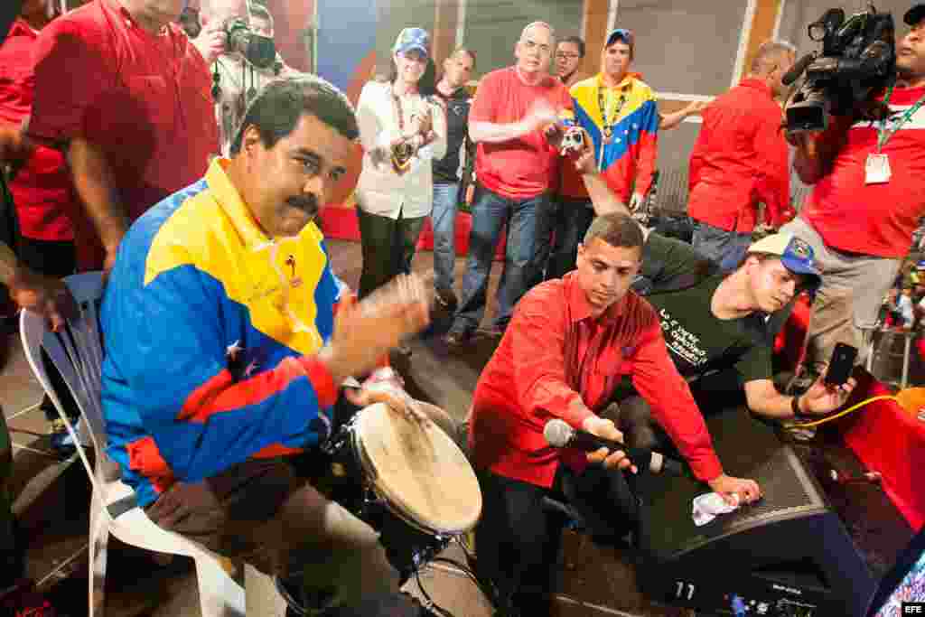 Nicolás Maduro (i), participa en un acto de su campaña en Puerto Ordaz (Venezuela). 