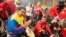 Nicolás Maduro (i), participa en un acto de su campaña en Puerto Ordaz (Venezuela). 