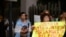 Manifestantes opositores participan en una protesta por la muerte del fiscal Alberto Nisman hoy, lunes 19 de enero de 2015, en las afueras de la sede del Congreso en Buenos Aires.