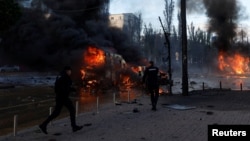 Incendios causados por ataques con misiles de Rusia en Kyiv, capital de Ucrania, el 10 de octubre de 2022. (Reuters/Valentyn Ogirenko).