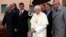 El papa Benedicto XVI (centro) a su llegada al aeropuerto de Ciampino en Roma (Italia) hoy, viernes 14 de septiembre de 2012, para viajar a Líbano. 