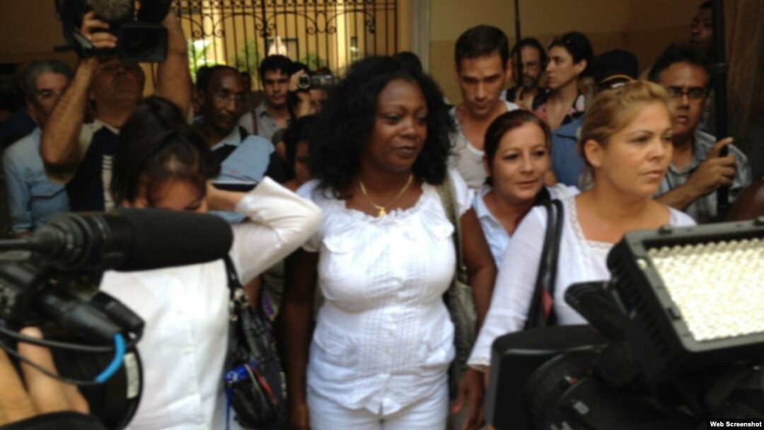 Damas de Blanco al salir del Arzobispado 