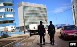 Dos policías de la Brigada Especial patrullan los alrededores de la embajada de Estados Unidos en La Habana.