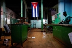 Una bandera cubana en una bodega. REUTERS/Alexandre Meneghini