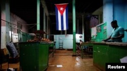 Una bandera cubana en una bodega en La Habana. El OCC aasegura que las protestas económicas y sociales fueron encabezadas en febrero de 2023 por las dirigidas al incumplimiento de las cuotas racionados de alimentos esenciales en la dieta cubana.