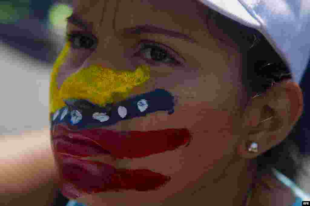 Una manifestante participa en una protesta hoy, viernes 14 de febrero de 2014, en el municipio de Chacao en la zona metropolitana de Caracas (Venezuela).