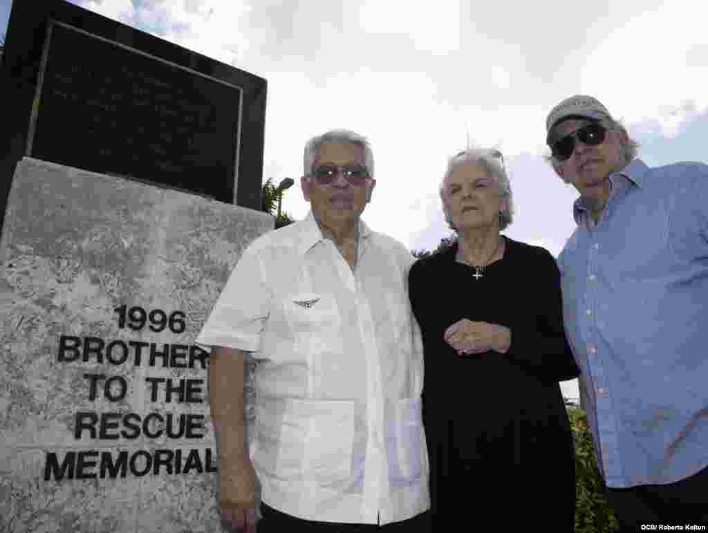 Recordaci&#243;n del derribo de las avionetas de Hermanos al Rescate el 24 de Febrero de 1996. De izquierda a derecha Jos&#233; Basulto, Silvia Iriondo y Arnaldo Iglesias, sobrevivientes del 24 de febrero de 1996.