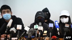 Familiares y abogados de los 12 de Hong Kong durante una conferencia de prensa (Peter Parks / AFP).