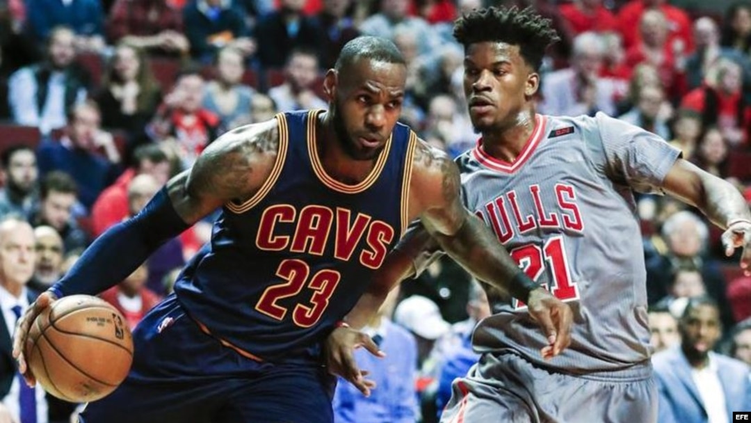 LeBron James (i) de Cavaliers ante la marca de Jimmy Butler (d) de Bulls.