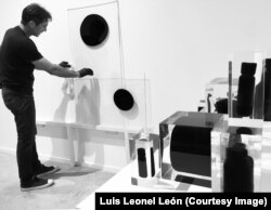 Tony Vázquez-Figueroa expone "Black Surface" en LnS Gallery, en Miami.