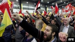 Fotografía de archivo. Simpatizantes de Hezbollah ondean banderas en Líbano. Archivo.