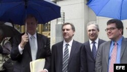 Desde la izquierda, los abogados del expresidente de Guatemala Alfonso Portillo, Glenn W. MacTaggart, David Rosenfield, Steven Feldman y Arthur Jakoby, salen hoy, martes 28 de mayo de 2013, de la corte federal de Nueva York (EE.UU.).