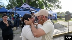 Un ex preso político se reencuentra con un familiar tras ser liberado a las afueras de la prisión El Rodeo I en Guatire, estado Miranda, Venezuela, el 14 de agosto de 2026.