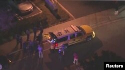Una ambulancia recoge a los heridos durante un tiroteo que dejó trece muertos en el bar Borderline en Thousand Oaks, California, incluido el agresor.