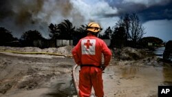 La Cruz Roja en Matanzas, frente al incendio de los supertanqueros, el 9 de agosto de 2022. (Yamil Lage, Pool photo via AP)