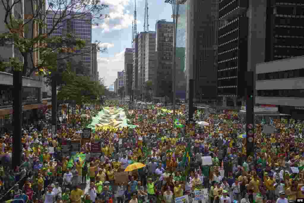 Manifestantes se concentran en la avenida Paulista para protestar contra el Gobierno de Dilma Rousseff hoy, domingo 16 de agosto de 2015, en la ciudad de Sao Paulo (Brasil). Miles de personas se concentraron en decenas de ciudades de Brasil para manifesta