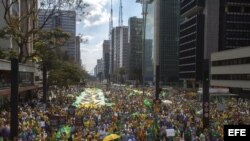 "Fuera Dilma", reclaman cientos de miles de brasileños.