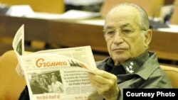Carlos Fernández Gondín lee el Granma en una sesión de la Asamblea Nacional del PP.