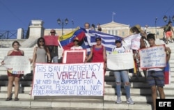 Venezolanos protestan en Atenas contra la Constituyente.