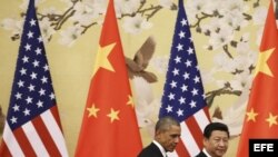 El presidente de EEUU, Barack Obama (i), y su homólogo chino, Xi Jinping, abandonan la sala tras comparecer en un rueda de prensa posterior a su reunión en el Gran Palacio del Pueblo en Pekín (China), hoy, miércoles 12 de noviembre de 2014. 