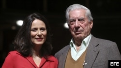 El escritor Mario Vargas Llosa y la actriz Aitana Sánchez Gijón, durante la presentación hoy en el Teatro Español de la pieza inédita "Los cuentos de la peste", la cuarta de las obras dramáticas del Nobel que ese teatro ha producido desde 2013. 