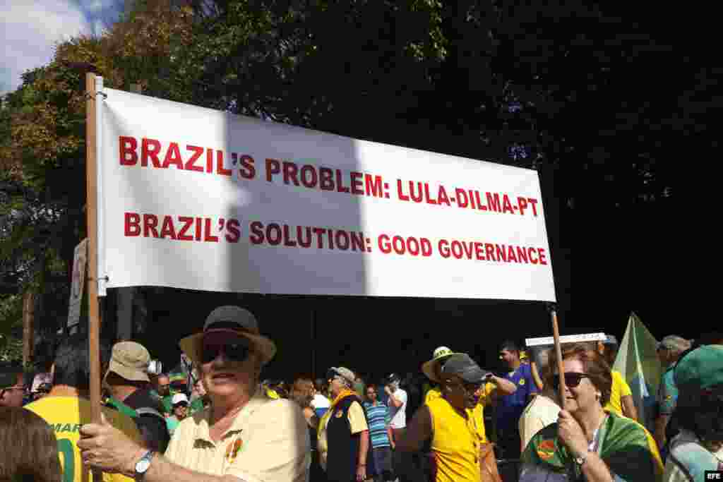 Manifestantes se concentran en la avenida Paulista para protestar contra el Gobierno de Dilma Rousseff hoy, domingo 16 de agosto de 2015, en la ciudad de Sao Paulo (Brasil). 